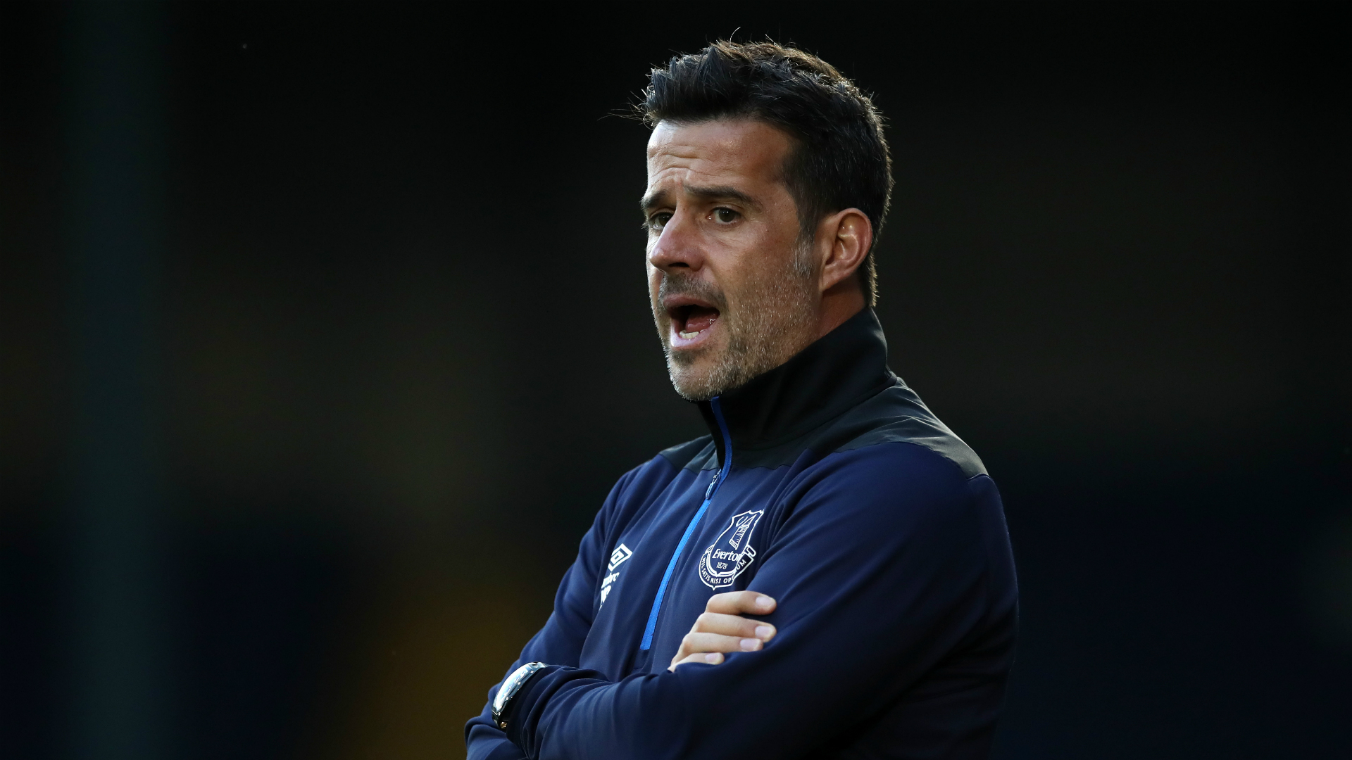 表现也不容 表现也不容